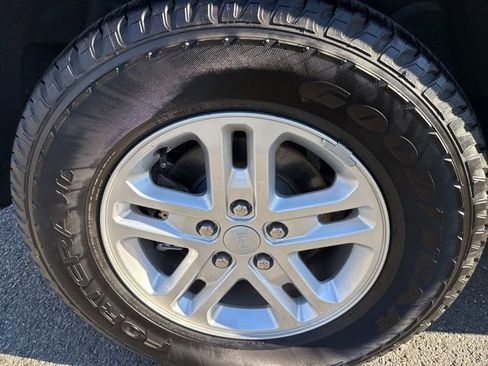 Used 2025 Jeep Grand Cherokee Laredo w/ Luxury Tech Group I image 8