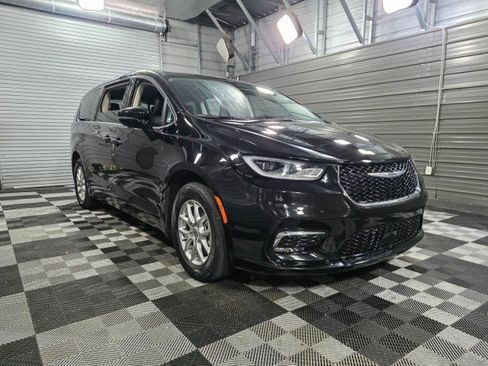 Used 2024 Chrysler Pacifica Touring-L FWD image 4