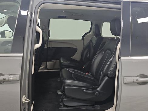Used 2022 Chrysler Pacifica Touring-L FWD image 10
