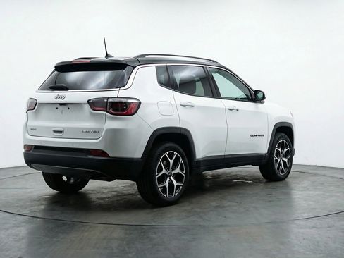 Used 2025 Jeep Compass Limited image 9