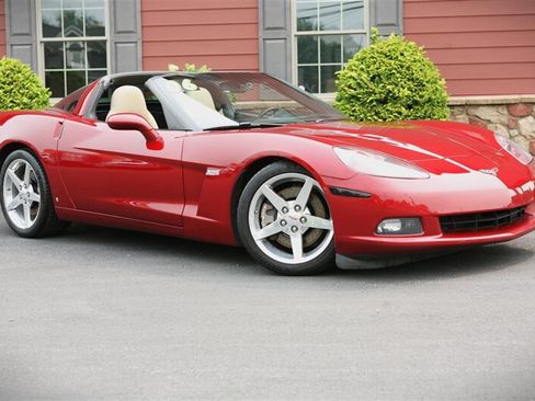 Used 2006 Chevrolet Corvette Coupe w/ Preferred Equipment Group RWD image 10