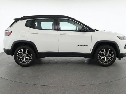 Used 2025 Jeep Compass Limited image 11