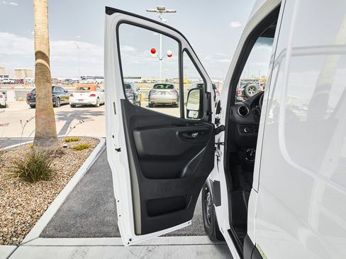 Used 2025 Mercedes-Benz Sprinter 2500 image 15