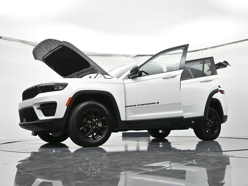 Certified 2024 Jeep Grand Cherokee Altitude image 57