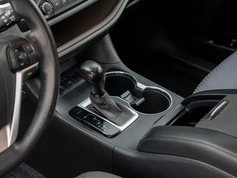 Used 2015 Toyota Highlander LE image 11