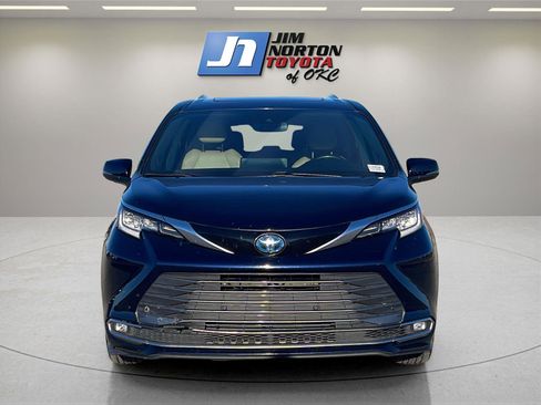 Used 2021 Toyota Sienna Limited image 2