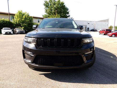 Used 2023 Jeep Grand Cherokee Limited w/ Black Appearance Package AWD/4WD image 3