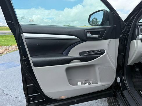 Used 2018 Toyota Highlander XLE AWD/4WD image 32