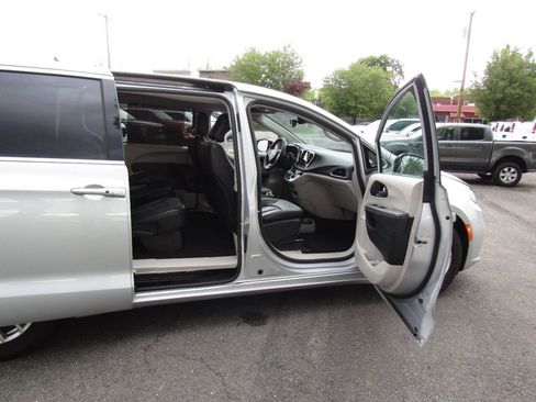 Used 2024 Chrysler Pacifica Touring-L FWD image 30