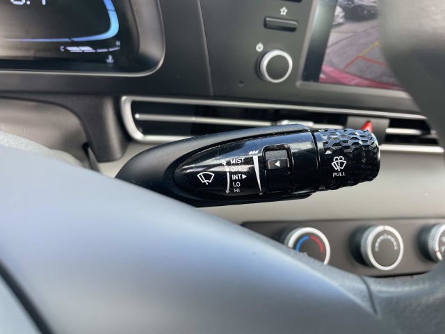 Certified 2024 Hyundai Elantra SE FWD image 31