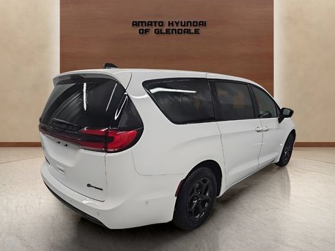 Used 2024 Chrysler Pacifica Limited FWD image 6