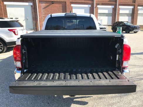 Used 2017 Toyota Tacoma TRD Off-Road image 25