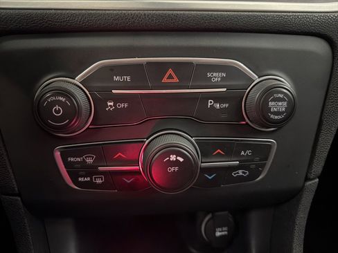 Used 2019 Dodge Charger SXT image 16