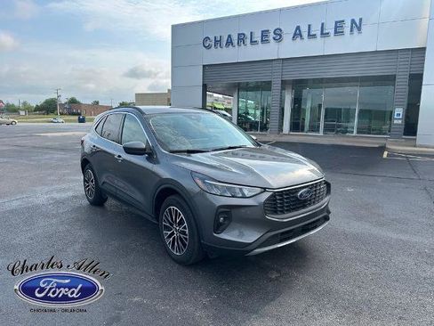 New 2025 Ford Escape SE FWD image 1