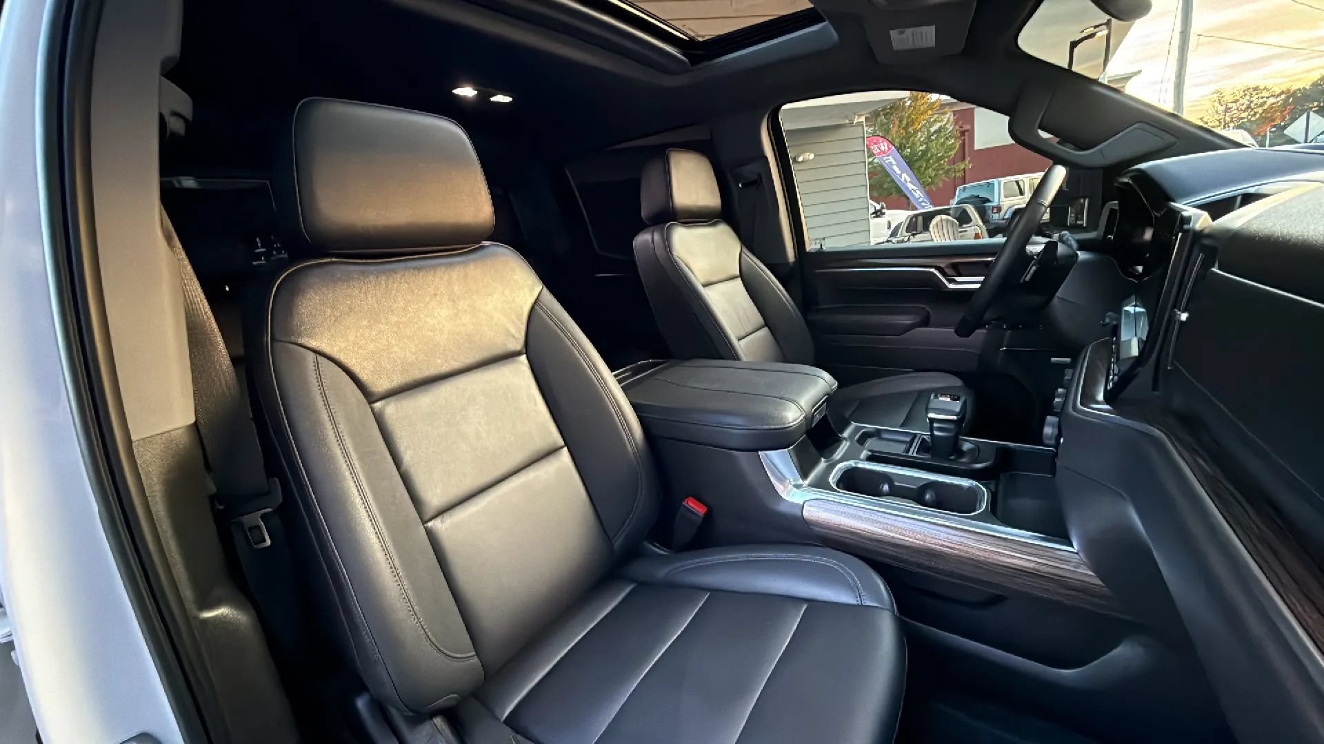 Used 2025 Chevrolet Silverado 1500 LT Trail Boss w/ Dark Appearance Package AWD/4WD image 29