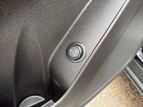 Used 2020 Chevrolet Equinox LT w/ Driver Convenience Package image 21