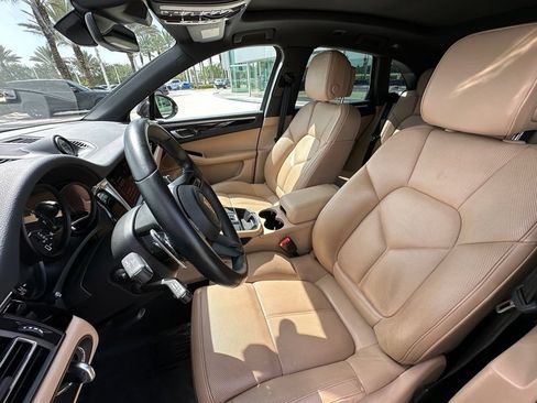Certified 2024 Porsche Macan AWD/4WD image 5