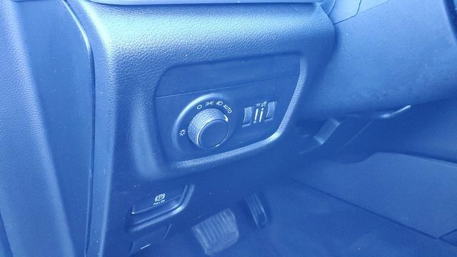 Used 2022 Jeep Grand Cherokee L Laredo w/ Luxury Tech Group I AWD/4WD image 8