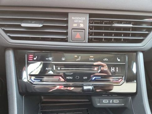 Used 2025 Volkswagen Jetta SE image 16