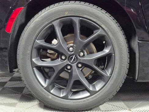 Used 2025 Chrysler Pacifica Limited image 27