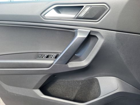 Used 2021 Volkswagen Tiguan SE w/ Panoramic Sunroof Package image 14