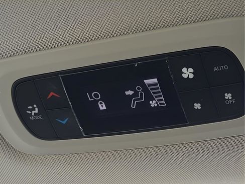 Used 2021 Chrysler Pacifica Touring image 23