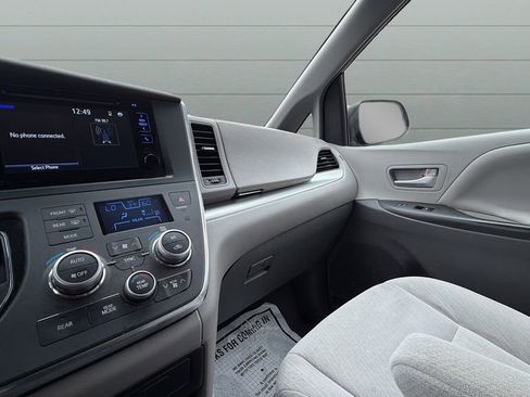 Used 2016 Toyota Sienna LE image 28