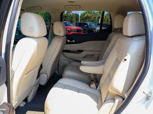 Used 2021 GMC Acadia Denali w/ Denali Technology Package FWD image 11
