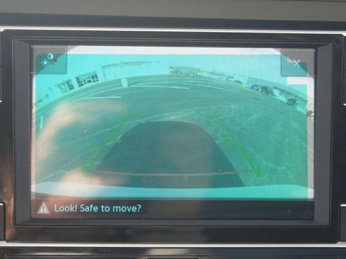 Used 2023 Volkswagen Jetta SE w/ Panoramic Sunroof Package image 7