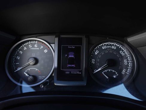 Used 2017 Toyota Tacoma TRD Sport w/ Tow Package (A/T) image 19