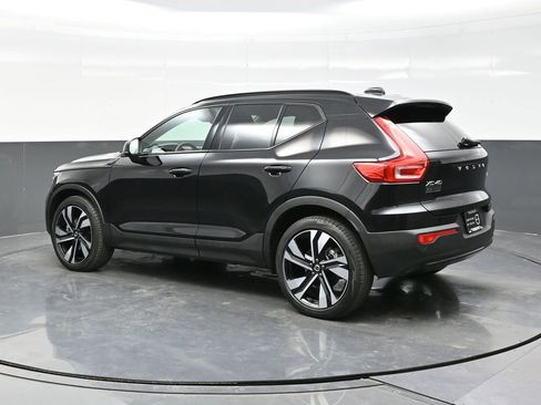 Used 2024 Volvo XC40 B5 Plus image 4