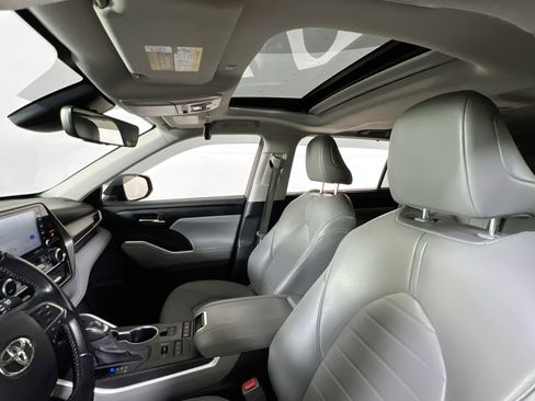 Used 2020 Toyota Highlander XLE image 21