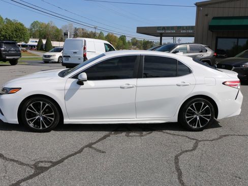 Used 2020 Toyota Camry SE image 2