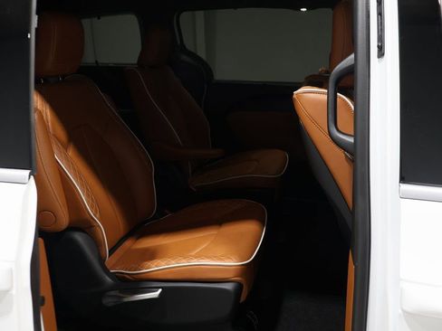 Certified 2025 Chrysler Pacifica Pinnacle image 24