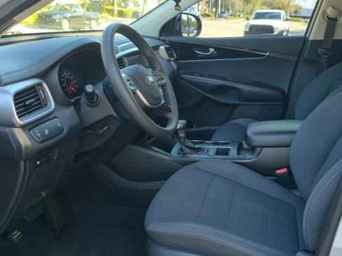 Used 2019 Kia Sorento LX image 2