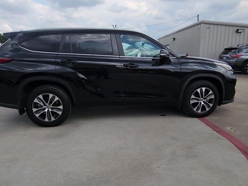 Used 2023 Toyota Highlander XLE AWD/4WD image 27