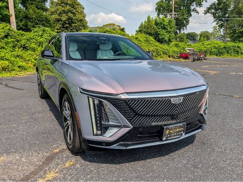 Used 2024 Cadillac Lyriq Luxury AWD/4WD image 3