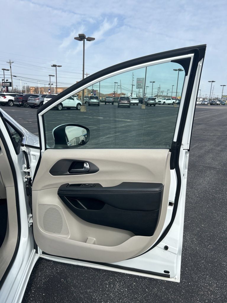 Used 2023 Chrysler Pacifica Touring-L FWD image 61