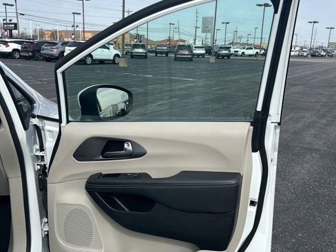 Used 2023 Chrysler Pacifica Touring-L FWD image 61