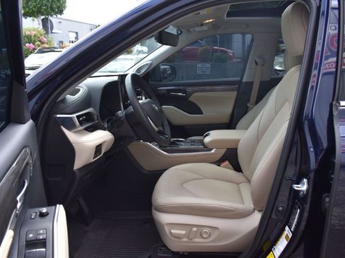 Certified 2024 Toyota Highlander Limited AWD/4WD image 18