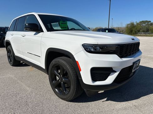 Used 2024 Jeep Grand Cherokee Altitude AWD/4WD image 12