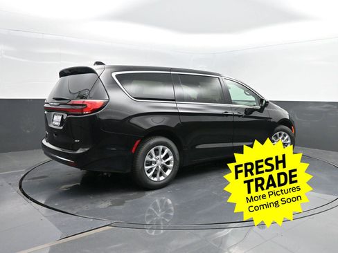 Used 2025 Chrysler Pacifica Select w/ Uconnect Theater Family Group image 2