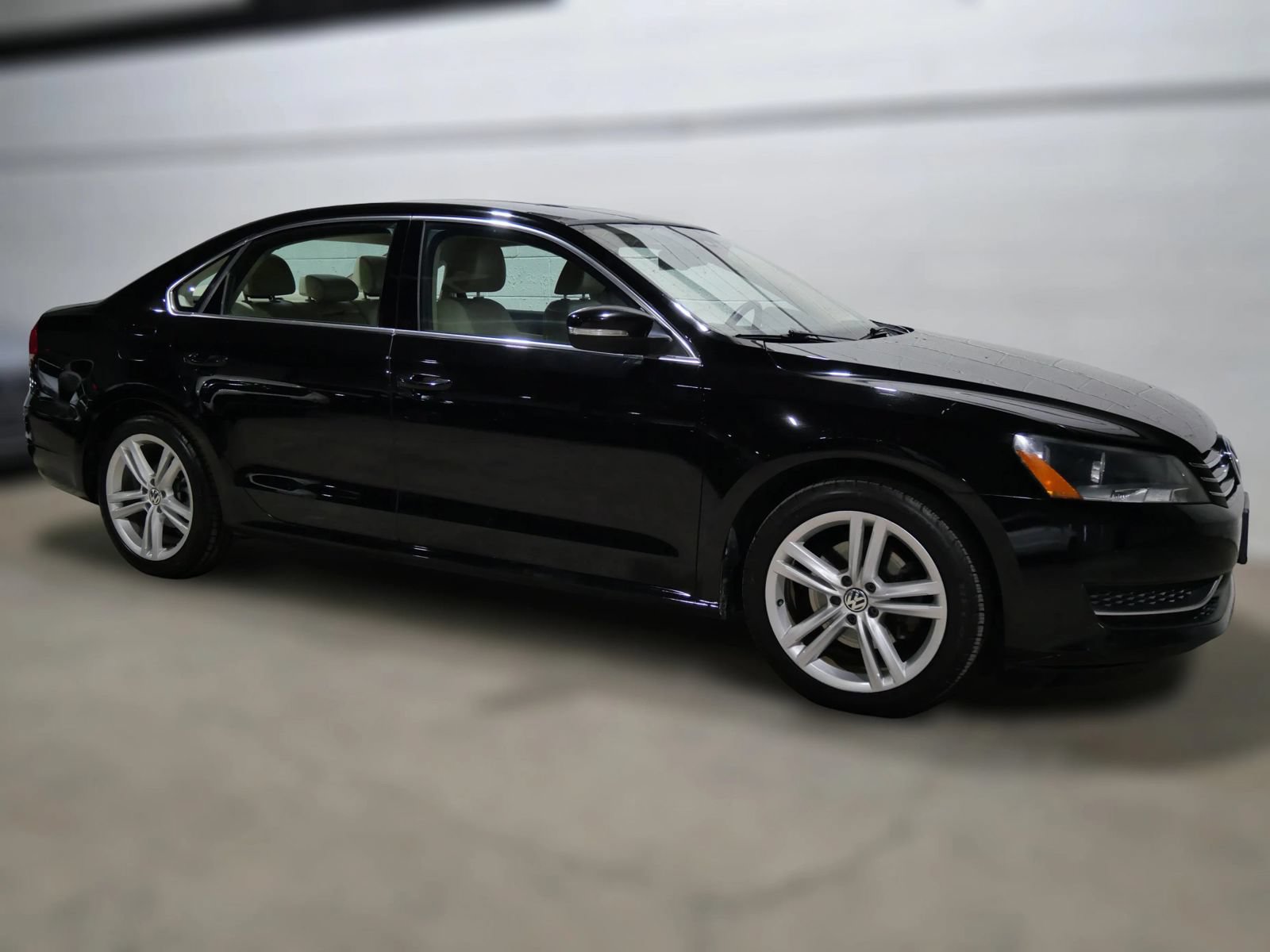 Used 2014 Volkswagen Passat TDI SE FWD image 3