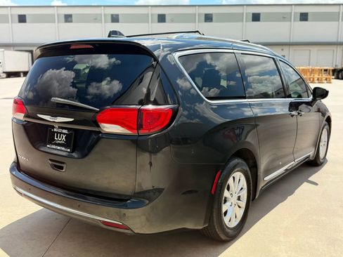 Used 2019 Chrysler Pacifica Touring-L FWD image 7