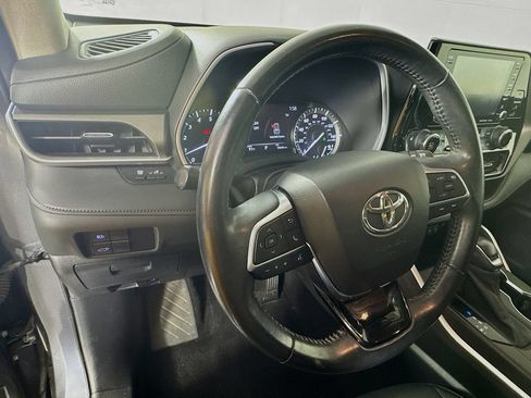 Used 2020 Toyota Highlander XLE AWD/4WD image 11