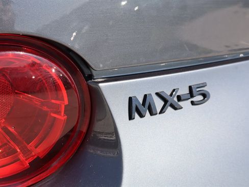 Used 2020 MAZDA MX-5 Miata RF Club RWD image 18