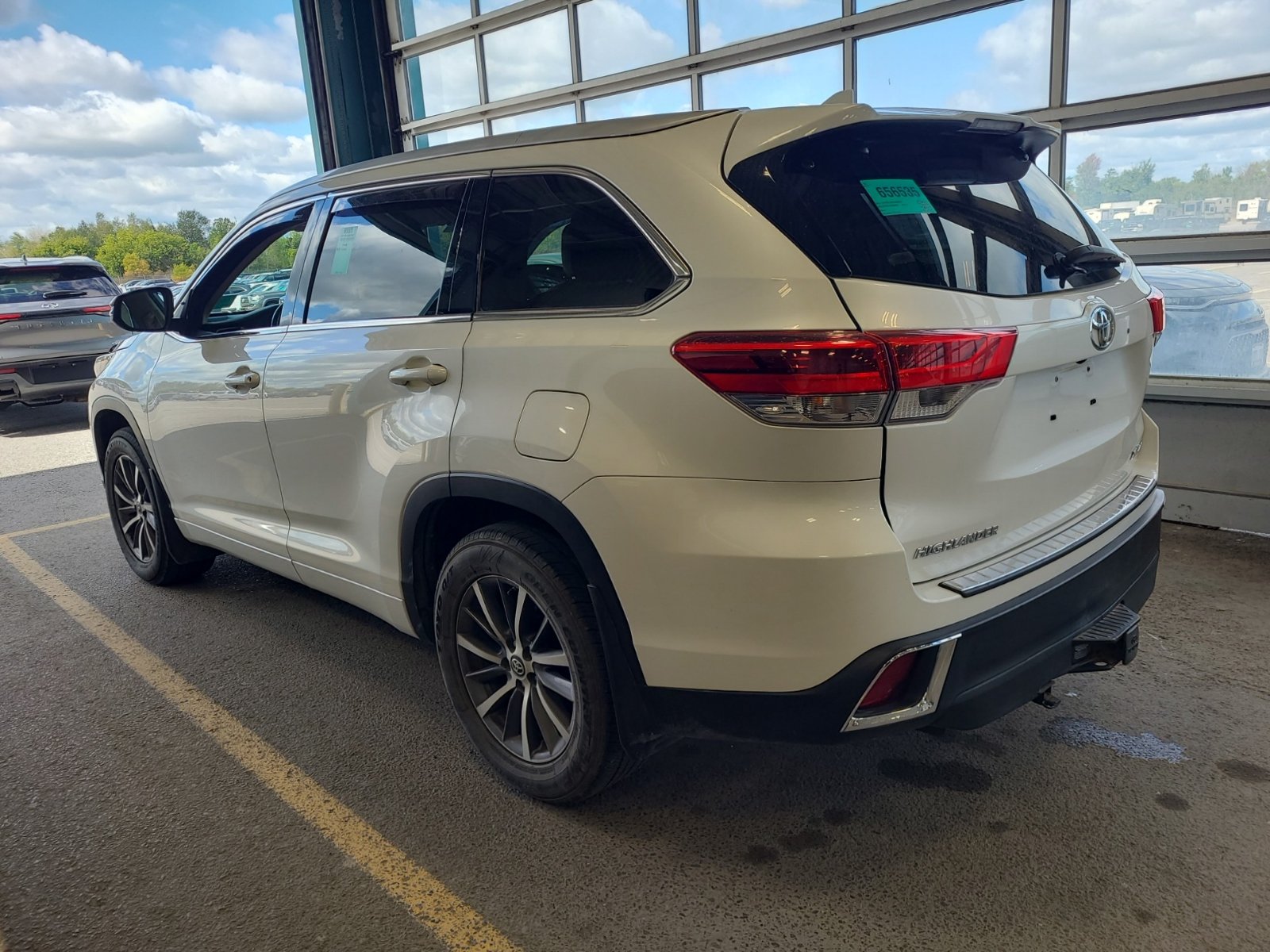 Used 2018 Toyota Highlander AWD V6 image 3