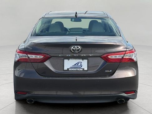 Used 2018 Toyota Camry XLE FWD image 6