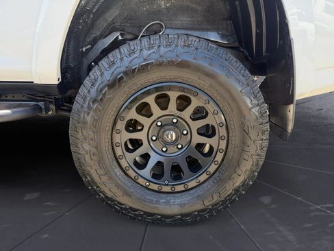 Used 2017 Toyota 4Runner SR5 AWD/4WD image 29