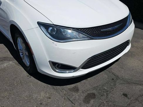 Used 2019 Chrysler Pacifica Touring-L FWD image 13